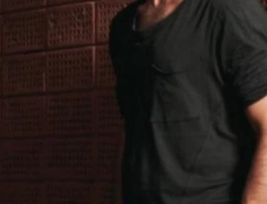 «Ξέρω ότι είμαι λίγο ξινός - Άλλαζα δρόμο για να μη με κοιτάει ο κόσμος στις στάσεις των λεωφορείων» (βίντεο)